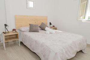 a bedroom with a large white bed with two lamps at Casa Luna Rural Con Piscina y Jardín in Ourense +69 photos
