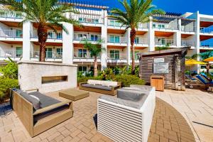 Un gran edificio con palmeras y un patio. en The Pointe 3-315, en Rosemary Beach