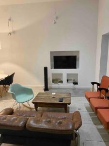 sala de estar con sofá de cuero y mesa en Appart le Charmant, Cœur Historique, Climatisation et Wifi en Montpellier