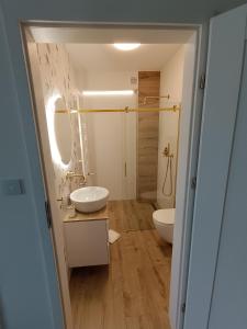 a bathroom with two sinks and a mirror at Apartament Kopernika in Nowe Miasto Lubawskie