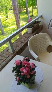 een vaas met roze bloemen op een tafel bij Precioso apartamento en un entorno verde y tranquilo en playa mansa in Punta del Este