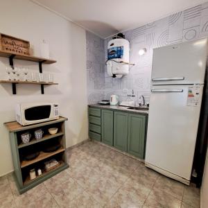 cocina con nevera blanca y microondas en Apartamento Caseros en Córdoba