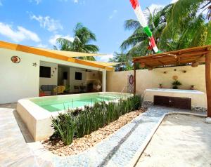 uma piscina no quintal de uma casa em Casa con Alberca y Jacuzzi en Chelem em Chelem