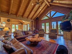 a living room with couches and a tv in a cabin at Sun Valley Cabin in Grand Lake