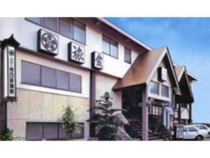 大町市にあるＧｕｅｓｔ Ｈｏｕｓｅ Ｔａｋｅｎｏｙａ - Vacation STAY 76200vの建物の前に車が駐車されている