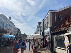 Hosté ubytování Vakantiehuisje aan Zee met Dakterras Rust en Strand 250 m