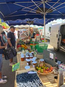um mercado de agricultores com uma mesa de frutas e produtos hortícolas em Richards Holidays em Jard-sur-Mer