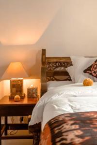 1 dormitorio con 1 cama y 1 mesa con lámpara en Villa Nelayan Sands en Denpasar