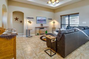 uma sala de estar com um sofá de couro e uma lareira em Pleasanton Vacation Rental with Private Yard! em Pleasanton