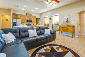 uma sala de estar com um sofá de couro e uma cozinha em Pleasanton Vacation Rental with Private Yard! em Pleasanton