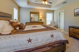 um quarto com uma cama grande e um espelho em Pleasanton Vacation Rental with Private Yard! em Pleasanton