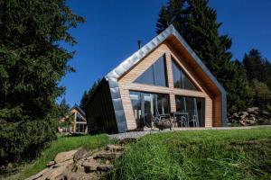 una casa con una gran ventana en el lateral en Chalet Belveder Železná Ruda en Železná Ruda