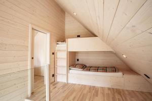 ein winziges Haus mit einem Bett im Dachgeschoss in der Unterkunft Chalet Belveder Železná Ruda in Železná Ruda