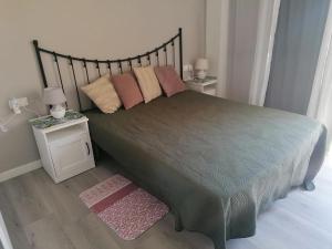 A bed or beds in a room at Castillo Mar- Casa Martini