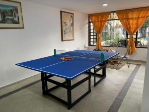 una mesa de ping pong azul en una habitación en Hostal Luxury Bogota, en Bogotá