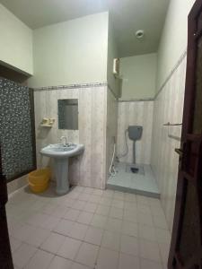een badkamer met een wastafel en een toilet bij Jinnah inn Guest House in Karachi