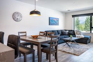 Posezení v ubytování Alpine Haven by Revelstoke Vacations