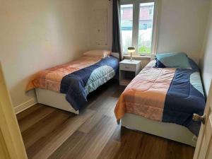 Un dormitorio con 2 camas y una ventana con en 3 Bedroom Near downtown Ottawa en Ottawa