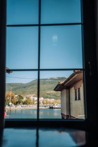 una vista desde una ventana de un cuerpo de agua en Villa Sara Lake View, en Ohrid