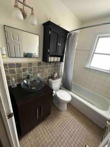 ein Bad mit einem Waschbecken, einem WC und einer Dusche in der Unterkunft 3 Bedroom Near downtown Ottawa in Ottawa