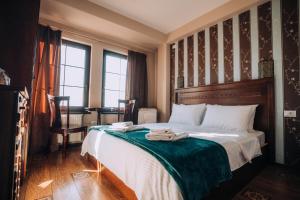 Un dormitorio con una cama con dos toallas encima. en Villa Sara Lake View, en Ohrid
