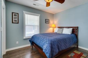 Schlafzimmer mit einem Bett und einem Fenster in der Unterkunft Charming Knoxville Home 2 Mi to Neyland Stadium! in Knoxville