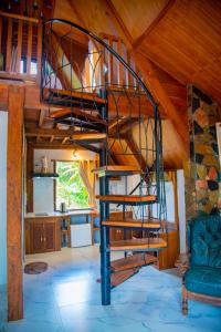 Palanda nebo palandy na pokoji v ubytování Ban Kaew Mo Ra Glamping & Restaurant