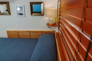 1 dormitorio con 1 cama y escritorio con lámpara en "Le Petit Bonheur" Cozy studio near beach, en Puerto Vallarta