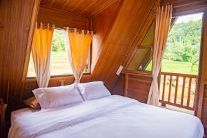 Postel nebo postele na pokoji v ubytování Ban Kaew Mo Ra Glamping & Restaurant