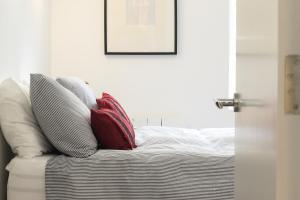 Łóżko lub łóżka w pokoju w obiekcie Luxury 3-Bed Apartment - Sheffield City Centre - Netflix, WIFI, Radio, Interactive Mood Lighting, State of the Art
