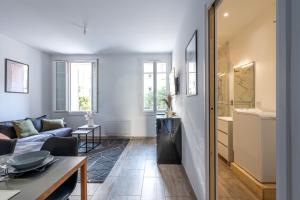 un soggiorno con un divano e un tavolo di Superbe appartement proche gare a Tolone