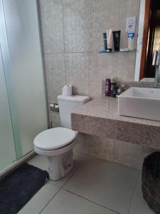 ein Bad mit einem WC und einem Waschbecken in der Unterkunft Casa lindo aconchego praia mar in Itaparica Town