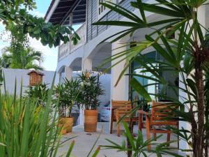 einen Innenhof mit Topfpflanzen und ein Gebäude in der Unterkunft Casa lindo aconchego praia mar in Itaparica Town