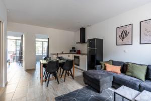 un soggiorno con un divano e un tavolo di Superbe appartement proche gare a Tolone