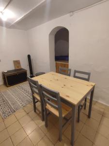 una mesa de madera y sillas en una habitación en גינה ירושלמית en Jerusalem