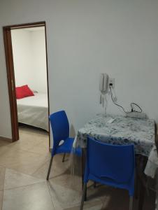 a room with a table and two chairs and a bed at Albajunin in Junín