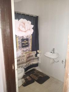 een badkamer met een toilet en een wastafel bij Gilbert Dai Ventures in Ashalebotwe