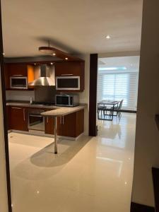 eine Küche mit einem Tisch und einem Esszimmer in der Unterkunft Apartamento Cali, Ciudad Jardin in Cali