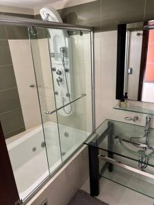 ein Bad mit einer Glasdusche und einem Waschbecken in der Unterkunft Apartamento Cali, Ciudad Jardin in Cali