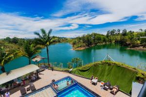 una vista di uno specchio d'acqua con una piscina di Hotel Verony Guatape a Guatapé