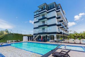 un hotel con piscina e un edificio di Hotel Verony Guatape a Guatapé