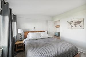 een slaapkamer met een groot bed en een raam bij Lakefront Family Home/Golf Cart/Beach in Luna Pier