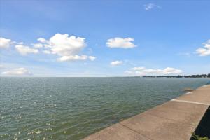 een uitzicht op een grote hoeveelheid water bij Lakefront Family Home/Golf Cart/Beach in Luna Pier
