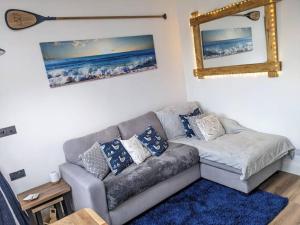 Posezení v ubytování Modern cosy apartment walking distance to many cove beaches and coast path walks as well as the famous Helford river