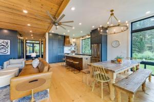 Χώρος καθιστικού στο Modern Turnerville Cabin with Hot Tub and Scenic Views