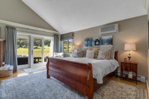 una camera con un grande letto e una grande finestra di Dewey Farm Homestead a Stowe