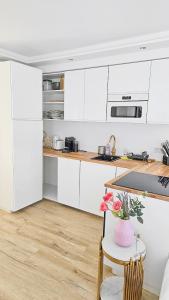 Virtuve vai virtuves zona naktsmītnē Luxus Neubau 65m² City Wohnung: R