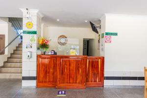 Hotel Verony Guatape في غواتابيه: غرفة بها دواليب خشبية ودرج