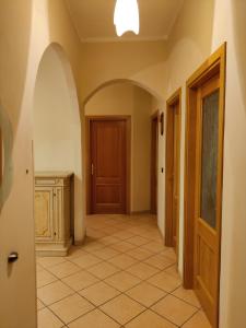 a hallway with a door and a tiled floor at Villa Enrico in Monticchio