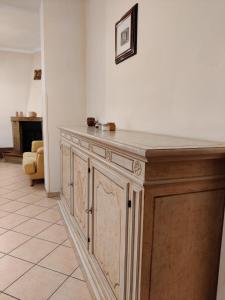 un bancone in legno in un soggiorno con divano di Villa Enrico a Monticchio